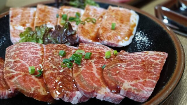 焼肉きんぐ 公式.『焼肉きんぐ』オリジナル⁉️ 小学生以下限定👦👧 アニアシールブックがもらえるチャンス🎁 ＼ お会計時アプリ クーポンご提示で、 『焼肉きんぐ』とコラボした「アニアシールブック🦓」がもらえちゃう😆💕 ライオンは、「きんぐカルビ」食べる