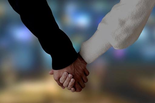手をつなぐカップル 28174007277 の写真・イラスト素材アマナイメージズ