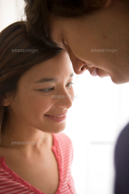 おでこにキスする男性心理って？ 額へのキスの意味「マイナビウーマン」