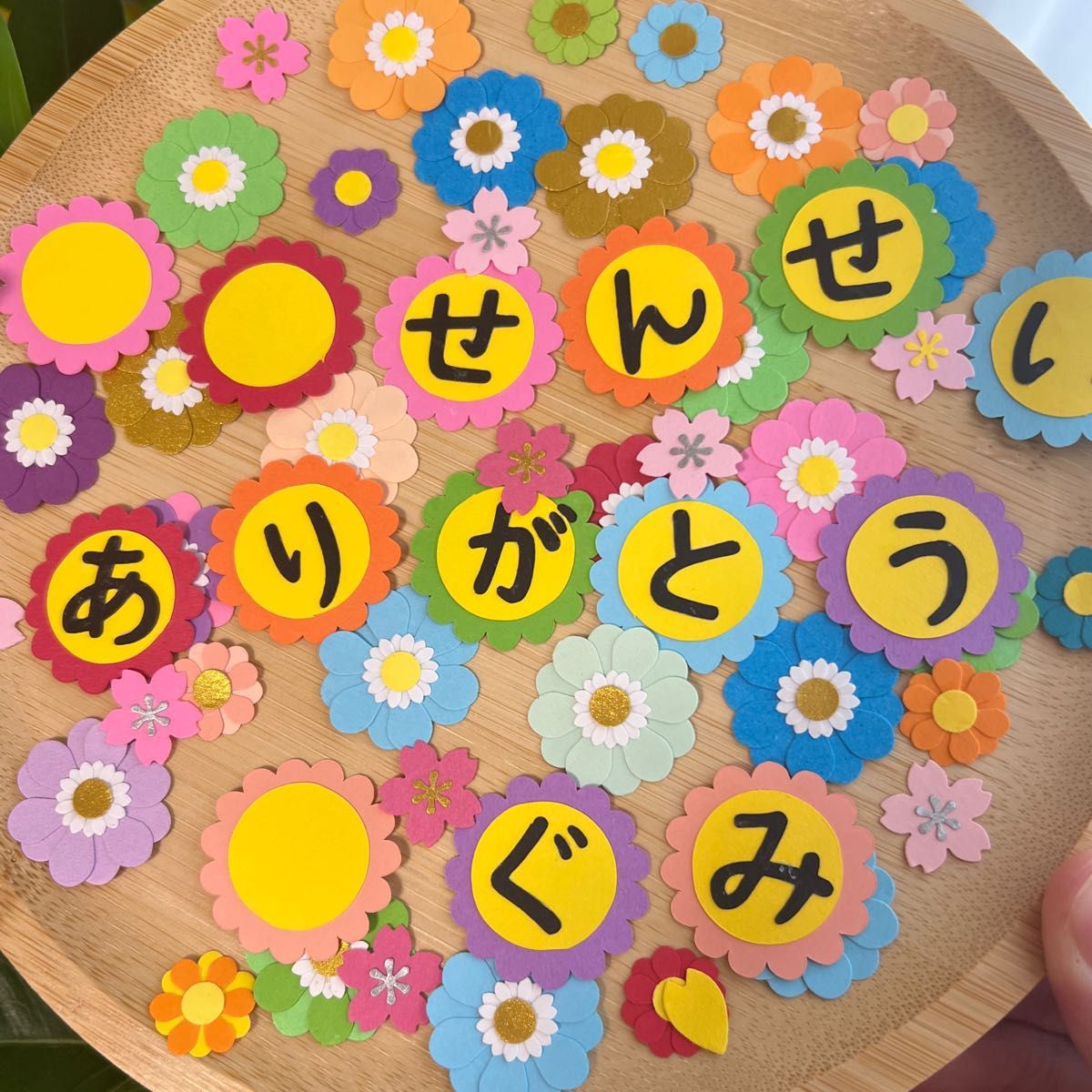 模様画用紙で寄せ書き✎ 去年たくさんの方に保存していただいた投稿を再度ご紹介させて下さい◡̈お花を段ボールで浮かせた場合、土台は画用紙だけだと頼りないので、裏面に厚紙か段ボールで補強して下さい🙏🏼先日ご案内しましたご注文ラッシュですが、少し落ち着きまし