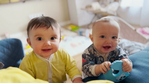 可愛い双子赤ちゃんの癒しのじゃれ合い