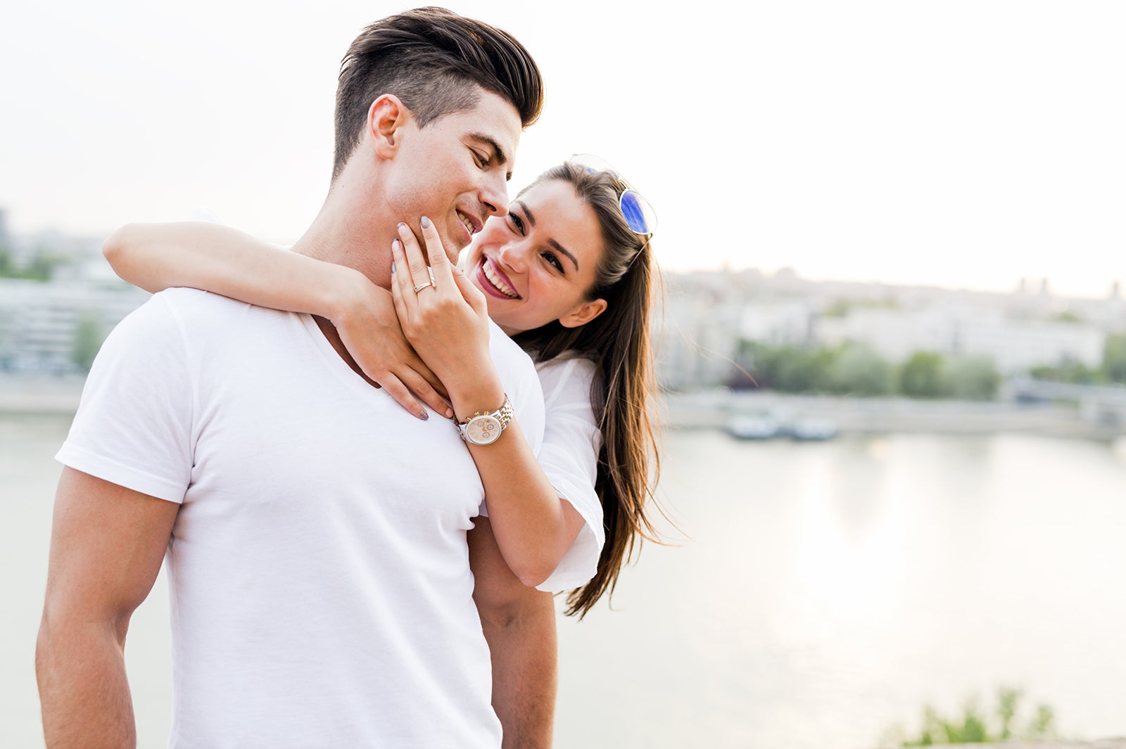 白い背景に対して彼女のパートナーのひざの上に座ってのガール フレンド。包含のカップルの写真素材・画像素材 Image 13823678