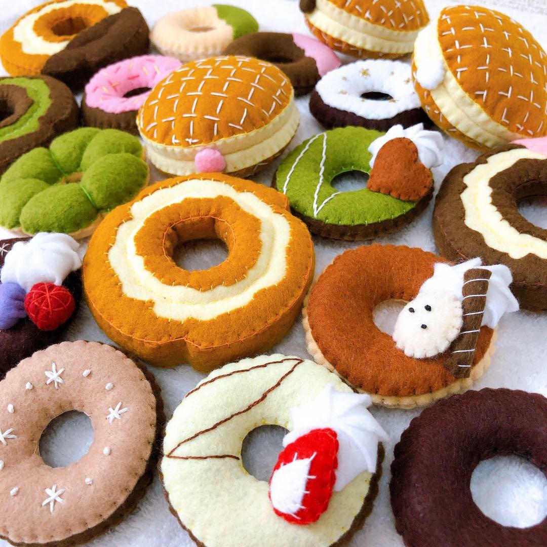 見立て遊びセット。 いろんなものに見立てる子どもたち。 できあがったおままごとも可愛いけど フェルトや廃材、毛糸や積み木 何にでも見立てれる素材はイメージがどんどん膨らんで 遊びが発展するね。手作りおもちゃ フェルトケーキホールケーキ 布おもちゃ