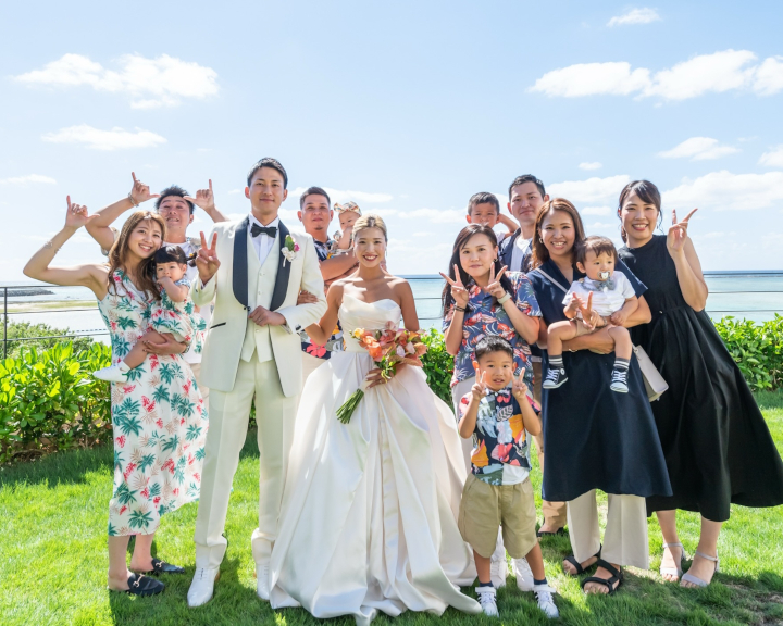 リゾートウェディング、沖縄の結婚式の服ってどんな感じ？かりゆしウェアで家族コーディネート。マンゴハウスブログ