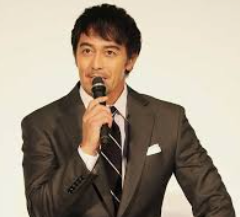 小学生時代、阿部寛は草刈正雄に憧れ、身長が185㎝に成長することを毎晩祈っていた。実際、父親の身長が156㎝だったにも関わらず、その願いが届き、中学3年生から身長が伸び始め、1年間で5㎝ペースで成長。最終的に27歳で身長189㎝に達する。しかし、185㎝を超えたあたり