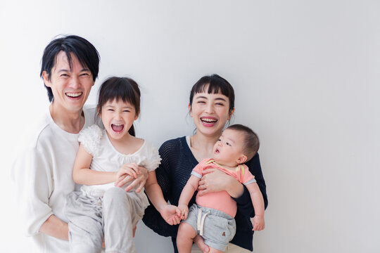 フリー写真笑顔の三人家族パブリックドメインQ：著作権フリー画像素材集