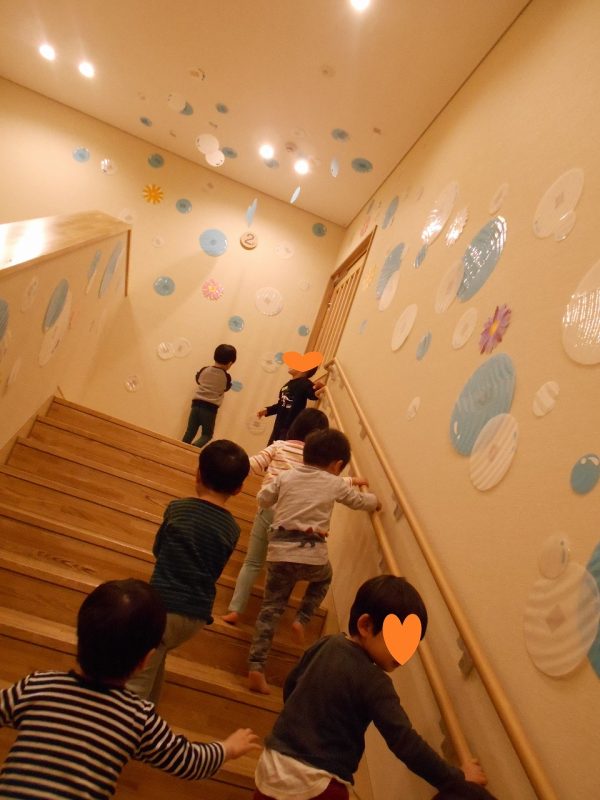 11 件の「卒園式 階段」のアイデアを今すぐ保存ペーパーフラワー、画用紙 花、紙のデコレーション など