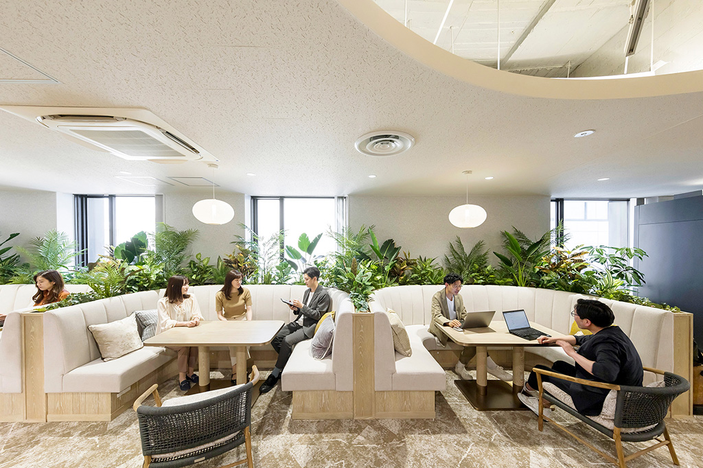 オフィスのファミレス席とは？設置のメリットやレイアウト事例も紹介 - IRISTORIES - アイリストーリーズ