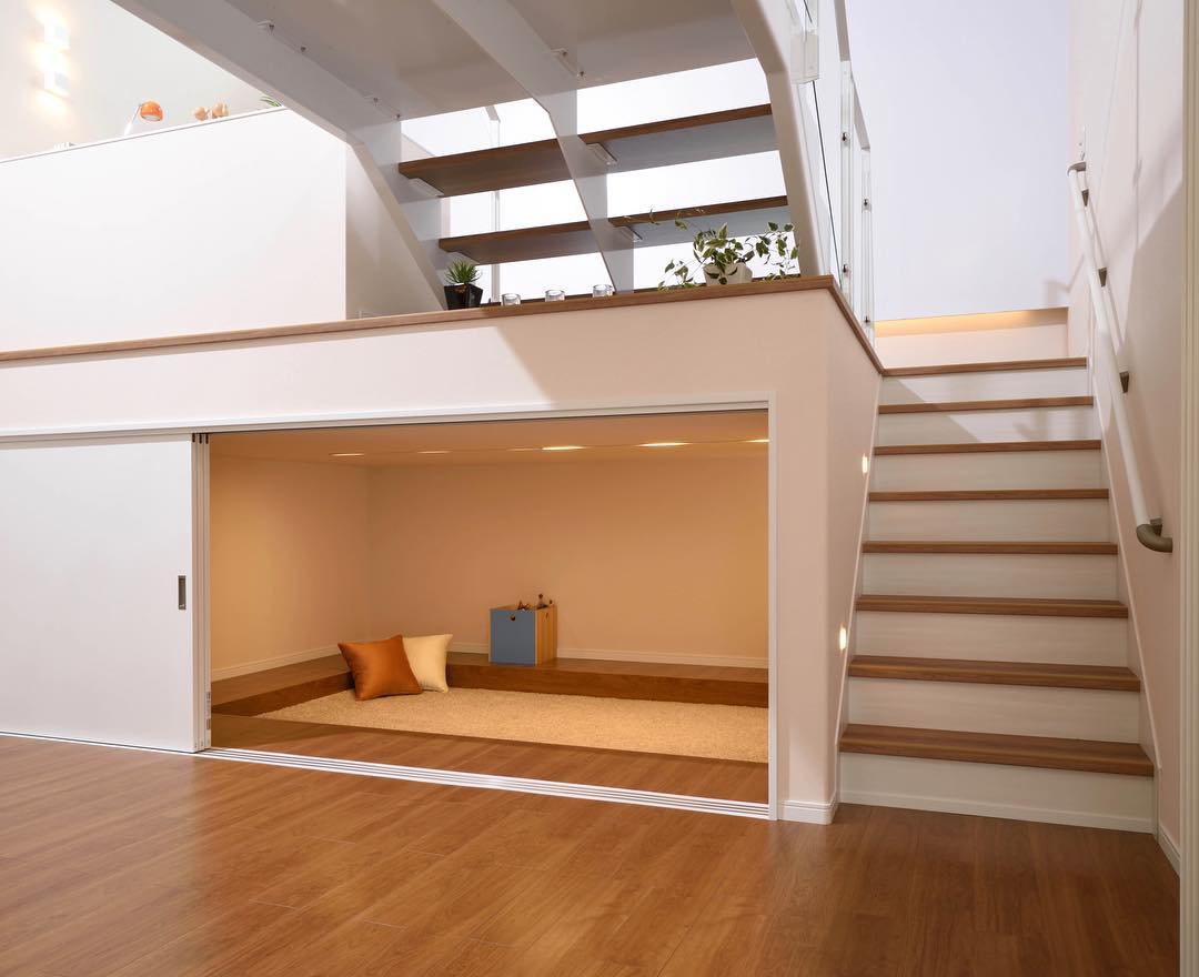 収納から子供部屋まで、アイディア一つで可能性が広がる、階段下の使い方 -casa