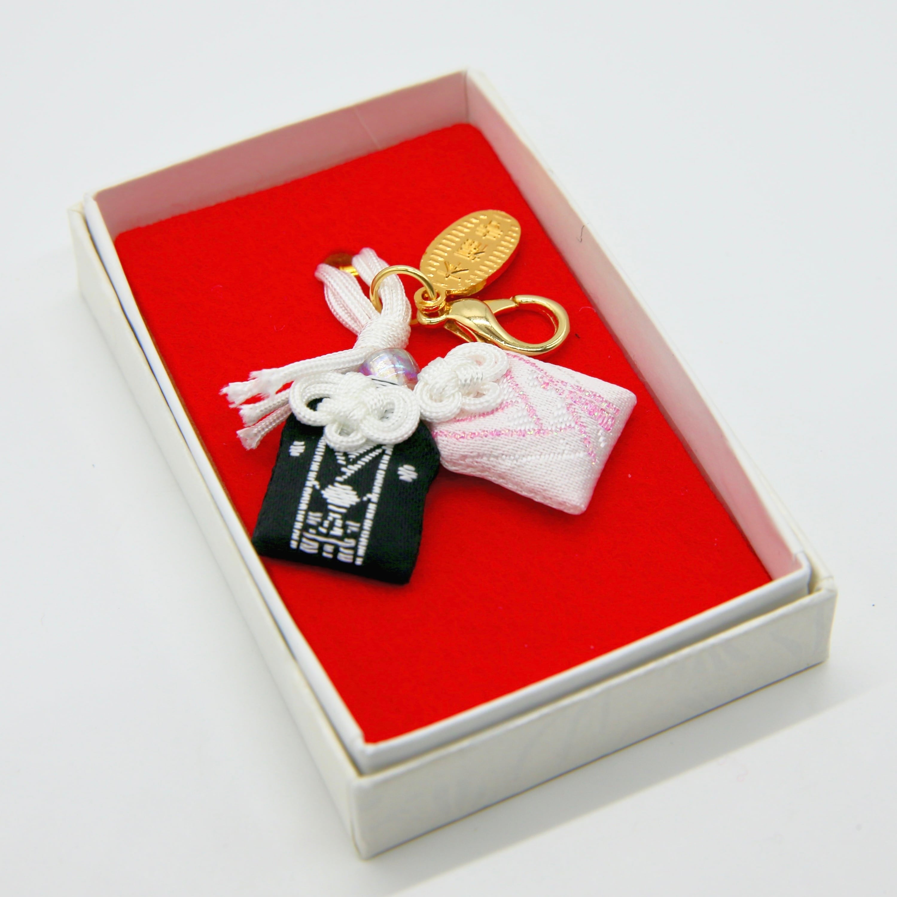 楽天市場 プレゼント お守りまごころ願い札 -夫婦円満-白赤 ギフト 和風 家庭円満 家内安全 木のお守り 縁起 おまもり 和柄 祈願メッセージ 彫刻 木札 木製 日本製 かわいい 友達 誕生日 結婚祝い 銀婚式 金婚式 還暦 6mm 送料無料 翌々営業日出荷 : ココロを贈る