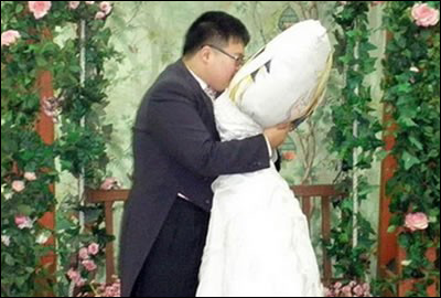 ASCII.jp：ウワサの「ラブプラス結婚式」に行ってきた！1 2