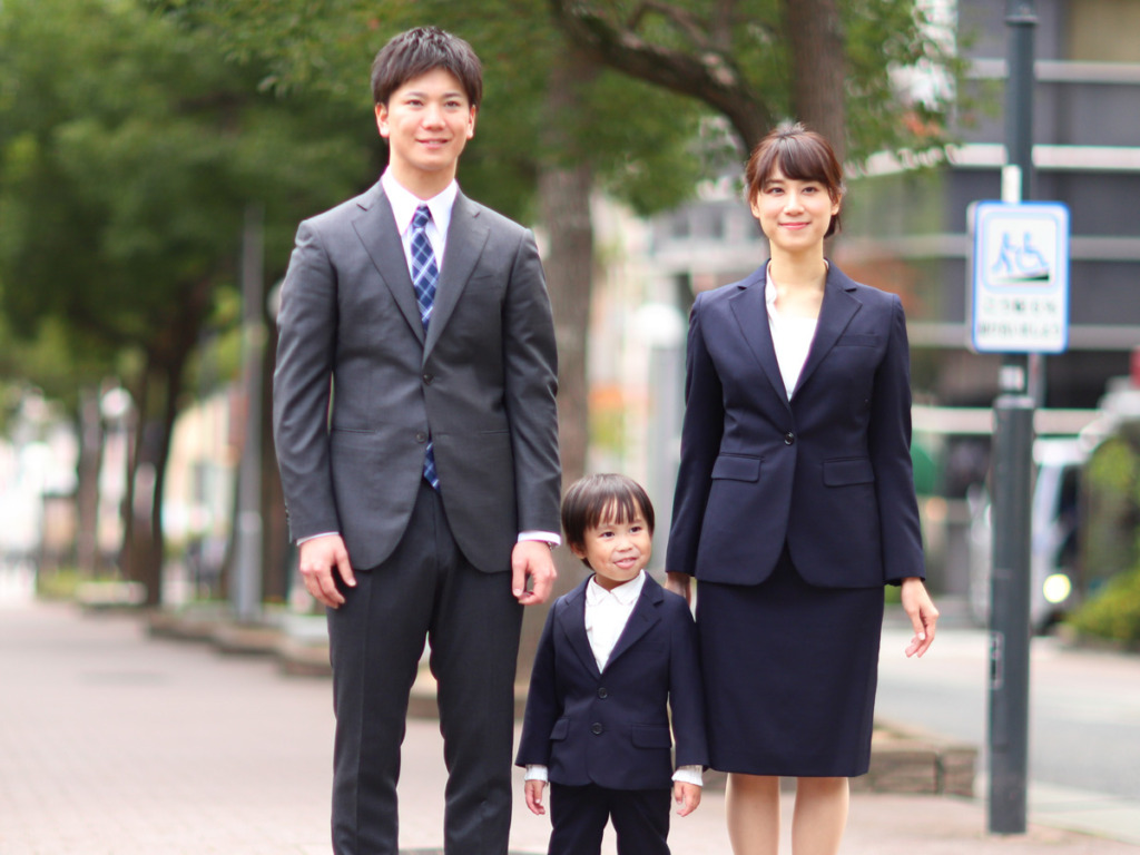 卒業式のスーツの正解は？ママ・パパ別にマナーや着こなしを紹介AOYAMA Journal