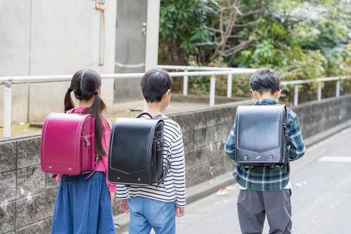 桜の下でランドセルを背負う女の子の後ろ姿 - No: 23726840写真素材なら「写真AC」無料 フリー ダウンロードOK