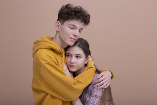 友達を抱きしめる 画像 - Freepikで無料ダウンロード