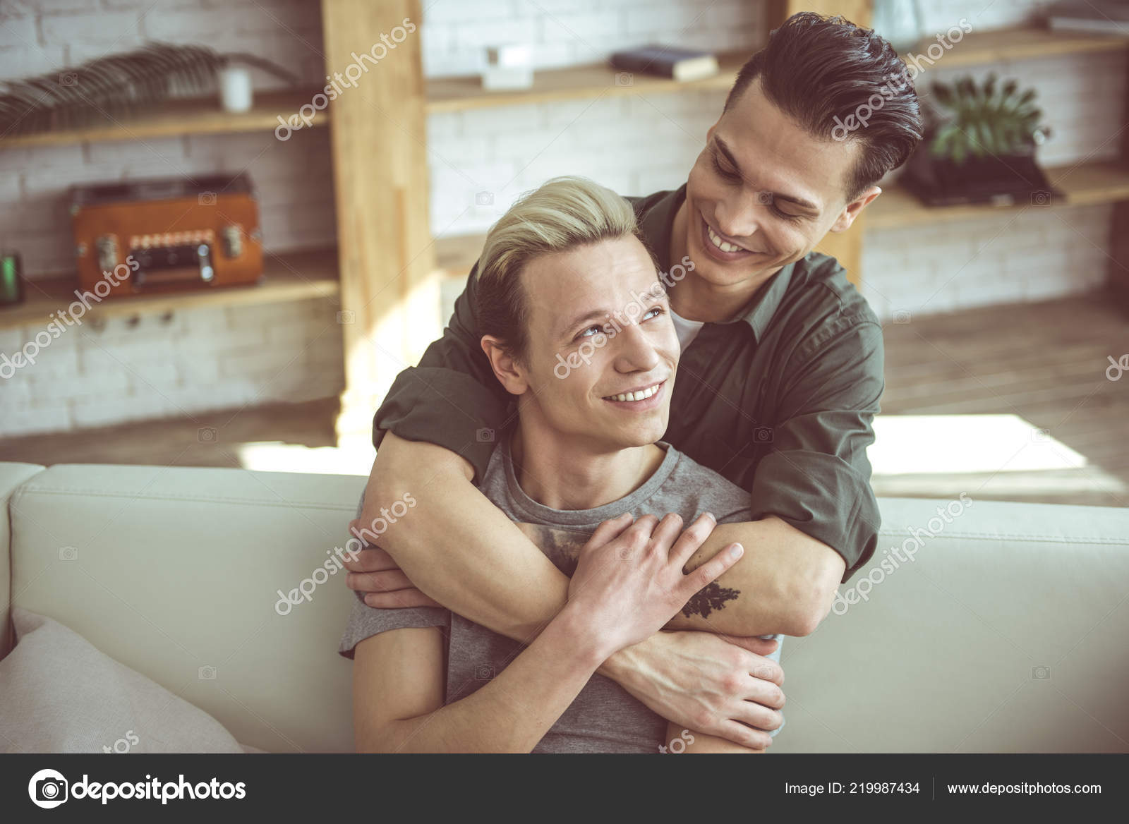 バックハグをする男性心理とは？ したくなるタイミングと抱きしめられた時のかわいい反応「マイナビウーマン」