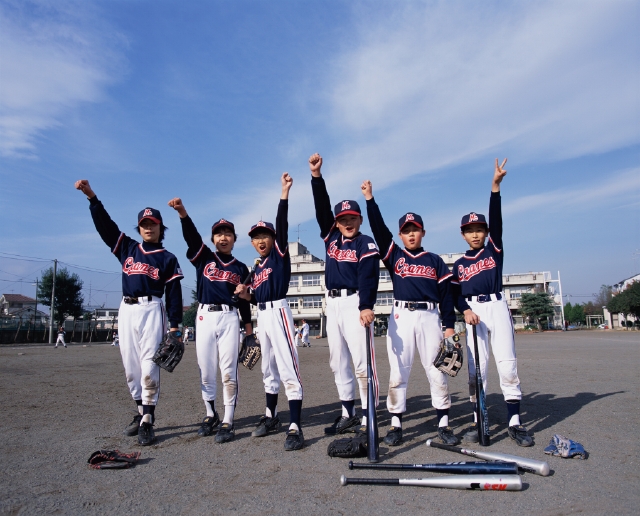 職場のオフィスで一緒にプロフィール写真のポーズをとる黒人女性グループとの自撮り友達とビジネス 写真を撮る女性同僚とのソーシャル メディアパートナーシップとチームワークPremium写真