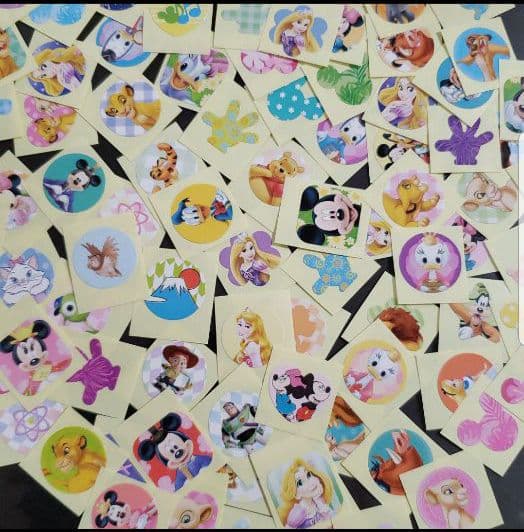 トイレや歯磨きの練習にお手伝いのごほうびに🎵「よくがんばったね」 などのコメント付きのシールでお子様のやる気もアップ！ 各種100円 税抜※店舗により品揃えが異なり在庫がない場合がございます