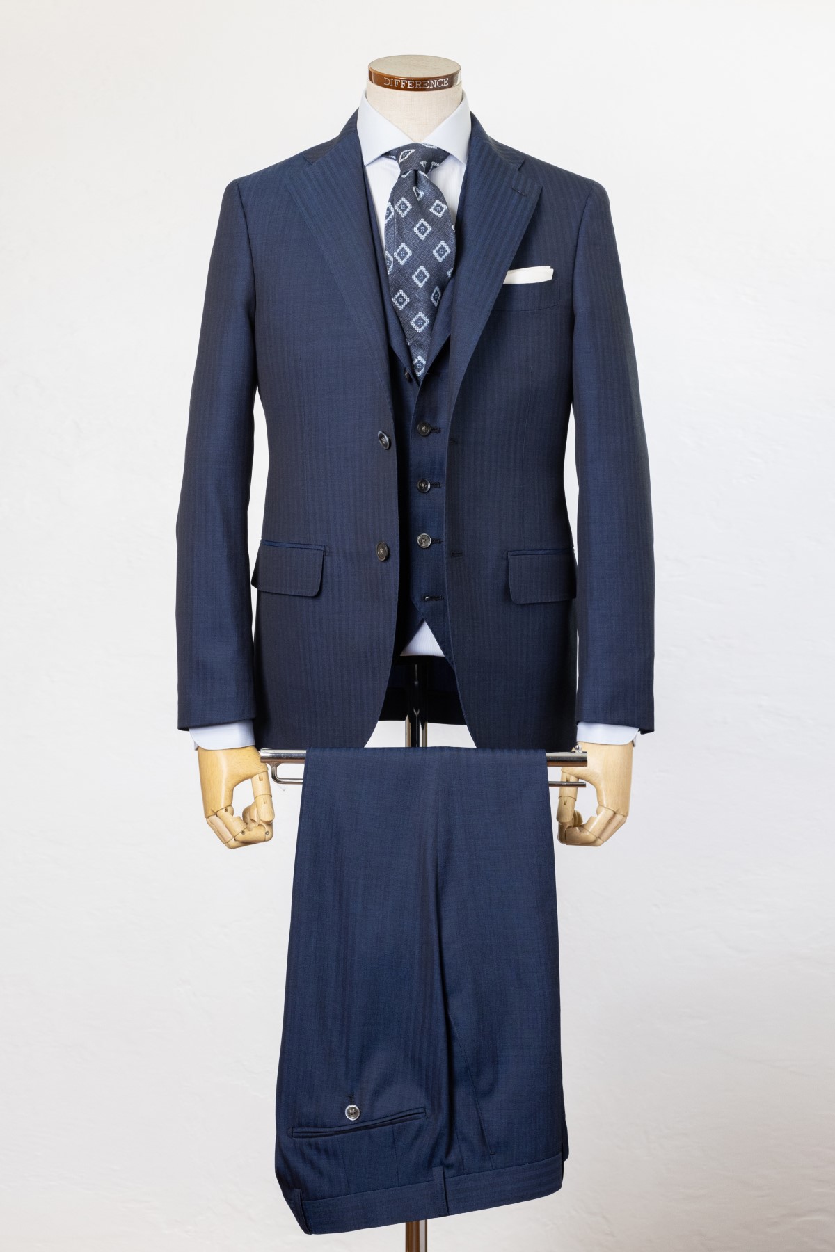 助けて - 結婚式用のネイビースーツ、シャツ、ネクタイのアイデア : r malefashionadvice