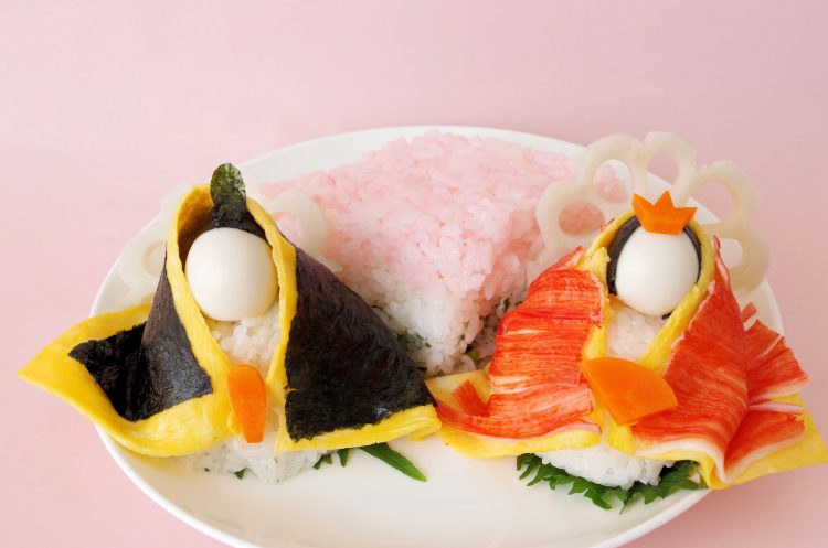 他の投稿をみる→ @kantan_kidsfood @tomo_mamaraku さんの投稿をご紹介します✨ ひな祭り、なに作る？ 1歳 から大人まで、みんなで楽しめるちらし寿司🍑 酢飯は子どもも食べられるよう酸味は控えめに。 でも、お刺身をのせても違和感がないようさっぱり仕上げ。 1歳さん