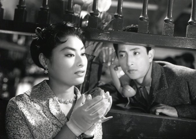 万里昌代 1937年3月29日-不明女優。 関東州大連出身、神奈川県横浜市育ち。横浜の関東学院高等学校在学中に家庭よみうりのカヴァーガールになったのがきっかけで新東宝にスカウトされ、 高校卒業後の1956年に、新東宝の四期スターレットとして入社 同期に北沢典子