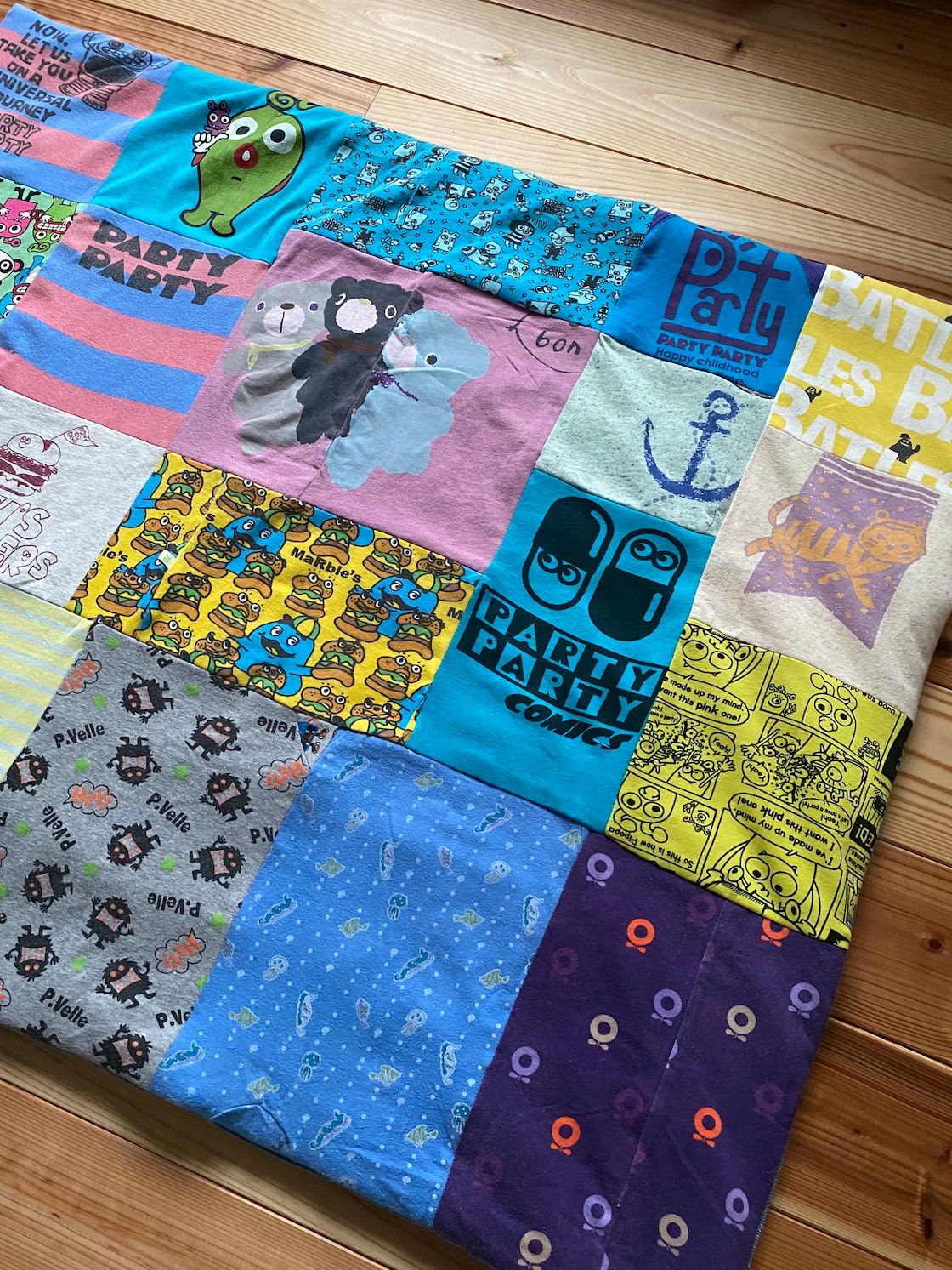 息子のサイズアウトした服を ブランケットにリメイクしました👶🏻👕 どうしても形に残したくて 悩んで悩んでとりあえずブランケット完全にわたしの自己満ですが大満足！ ボタンの部分をあえて切り取ったり ロンパースのワンポイントになっていた リボンや襟の部分を後