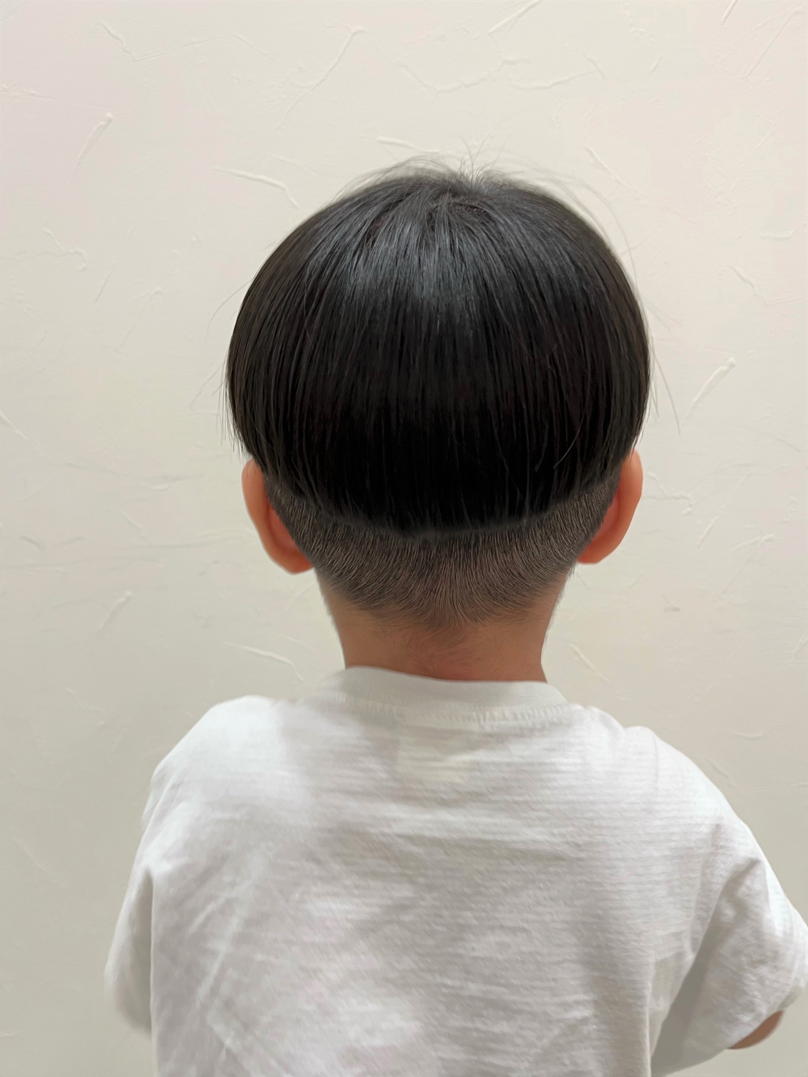 今回は 暑くなるのでツーブロックだけど 顔まわりは軽めなショートマッシュ風に 前髪も下ろして ・ ・ 夏はさっぱり短くだと思うので 秋冬になったらもう少し重めにして平野紫耀 に寄せたいな。 と、勝手に狙ってる🤭笑 ・ ・ ・ビフォーアフターキッズカット