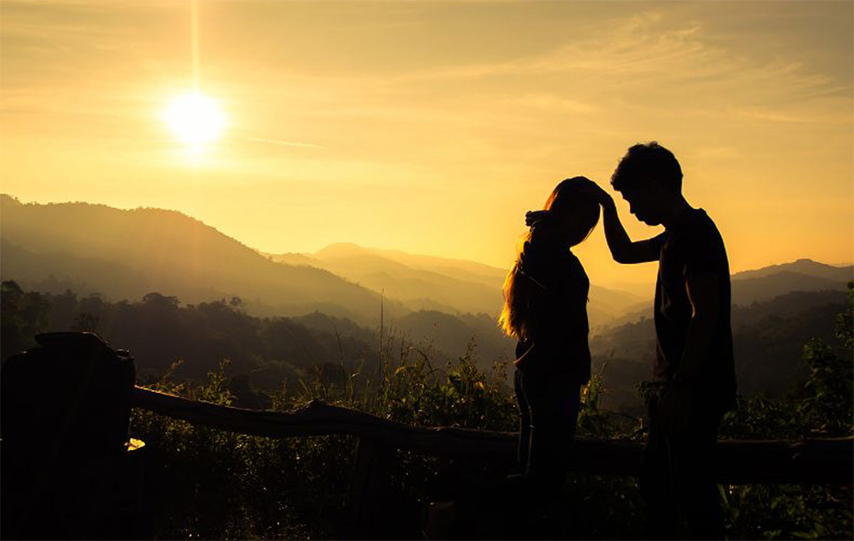 赤ちゃんの頭を撫でる男性の手 写真素材6515206- フォトライブラリ