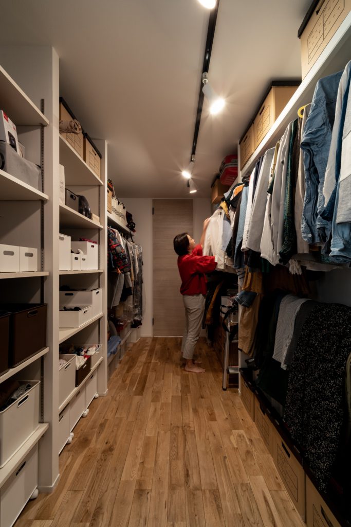 ファミリークローゼットのある家 メリット・デメリットや間取りポイントをご紹介重量木骨の家