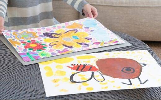 動画の最後が、後日作り方載せます！となってますがインスタとブログの方に作り方を載せてます🙏 お手数ですがそちらをご覧ください！収納できるフレームをアリエクで発見💡 1,000円ちょっとくらいするので100均グッズで作ってみました！ 百均で買ったものはこちら↓・フォトフレーム Ａ４、クリアファイル対応、白・黒 ✕2 ダイソー：商品番号：4549131940909