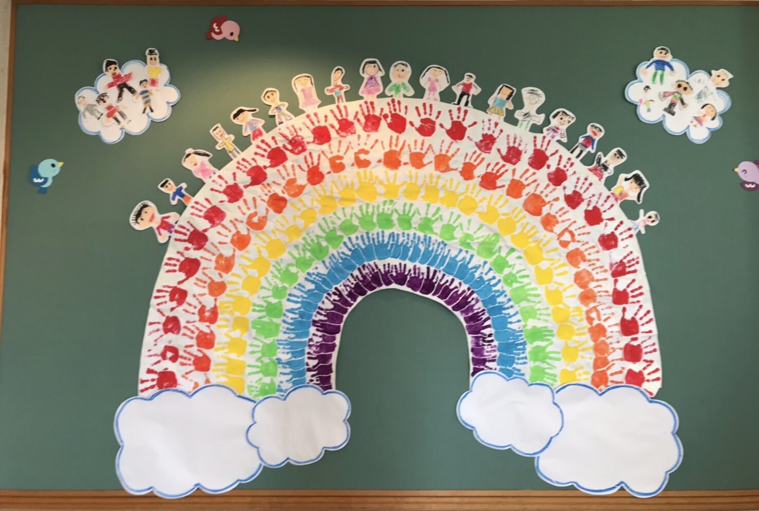 卒園式の飾り付け・フォトブース演出アイデア4選！保育の先生や卒対のママたちは そろそろ卒園式・卒業式の準備として 卒園・卒業の飾り付けアイデアを本格的に考える頃ではないでしょうか？ 私が保育雑誌PriPri掲載用に 作成した作品の中から、 お気に入りの卒園