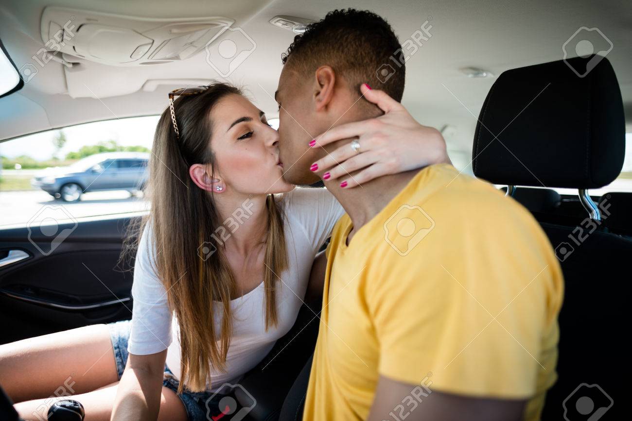 車の横でキスをするカップル 10161001970 の写真・イラスト素材アマナイメージズ