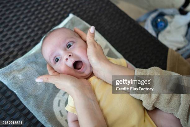 赤ちゃんの丸いほっぺの写真・画像素材-Snapmart スナップマート