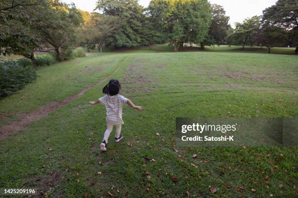 子供が走る後ろ姿 写真素材1517745- フォトライブラリ