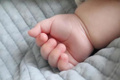 赤ちゃんのひみつ 指を差し出すとギュッと握ってくれる「把握反射」 赤ちゃん大図鑑 4- レタスクラブ