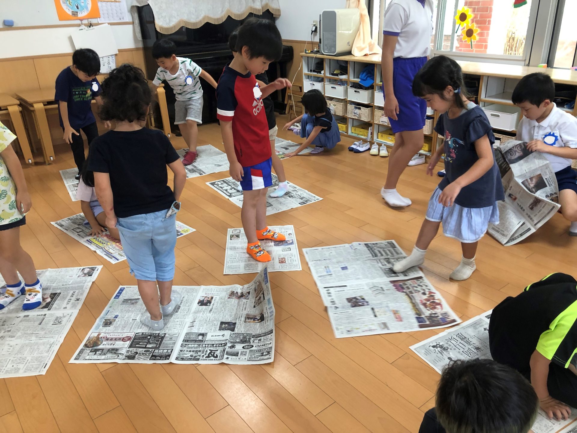 新聞紙を使った運動遊びおすすめ12選 大人も一緒に愉しもう！- coordisports