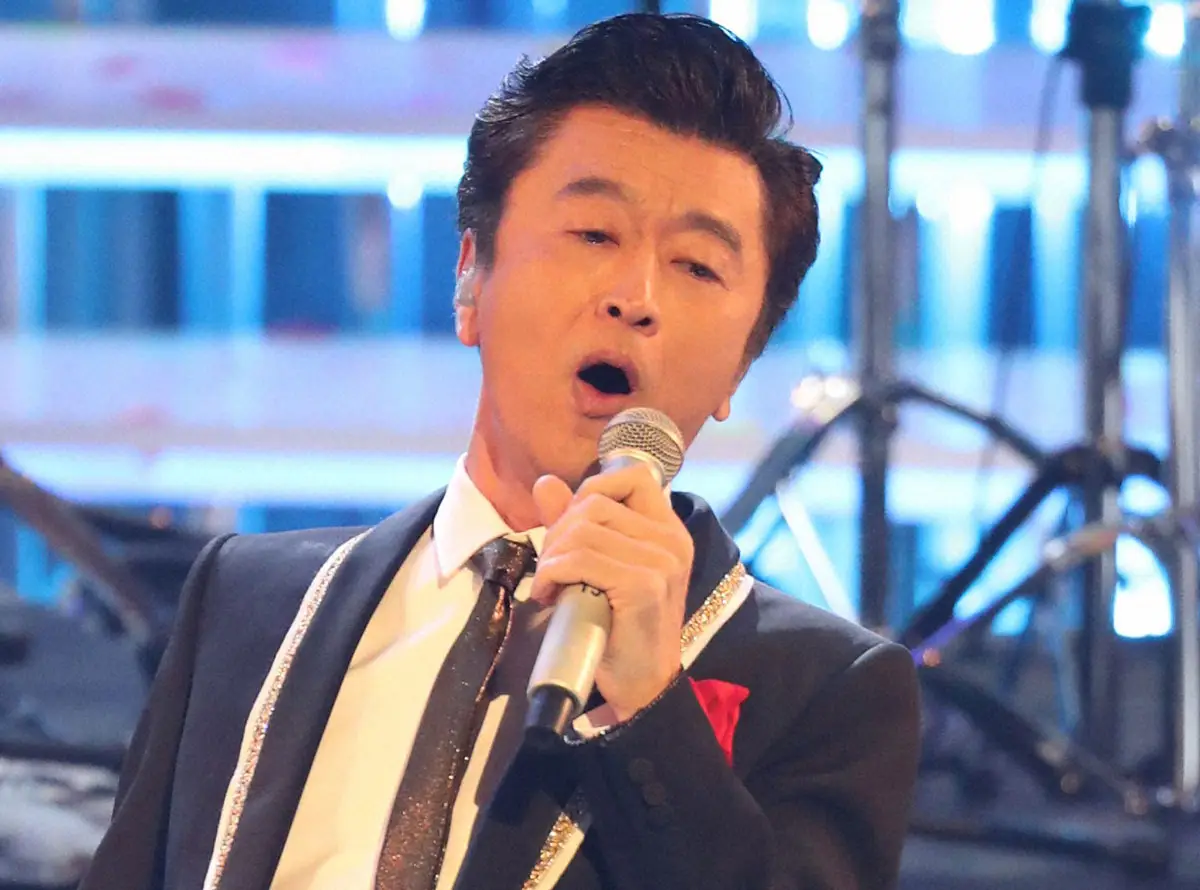 桑田佳祐 「仲がいいもなにも、ここまでくるとサザンオールスターズはよく言う“家族”のようなものでして、そもそも“家族”というのは いろいろな要素で成り立ってますし、そりゃさまざまな事情もあったりするものなんでしょうが、再びこうしてやれてるっていうのは、これ