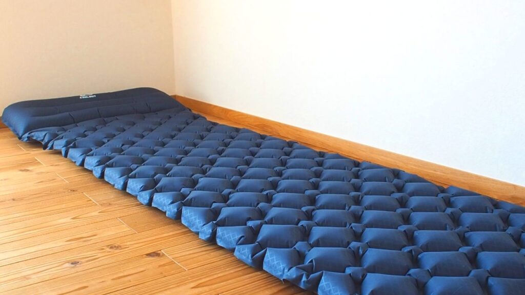 コールマンのテントエアーマット300を家族4人で使ってみた – キャンプクエスト