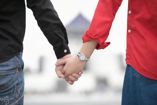 若くて魅力的なカップルが手を繋いでいる屋外レストランでテーブルの上にキスしようとしての写真素材・画像素材 Image 64501349