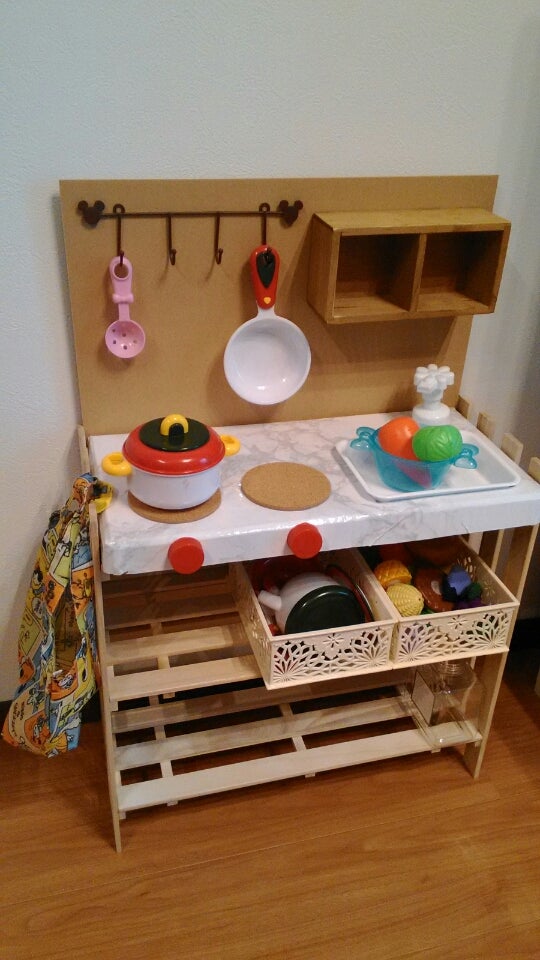 子どもが大喜び！100均グッズとダンボールで「おままごとキッチン」作ってみた！ベビーカレンダ
