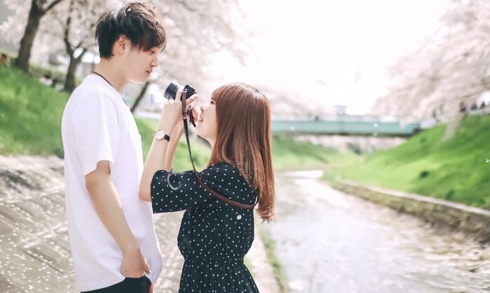 ディズニーシーのカップル写真ポーズ37選！フォトジェニックな小物使いや演出まとめ