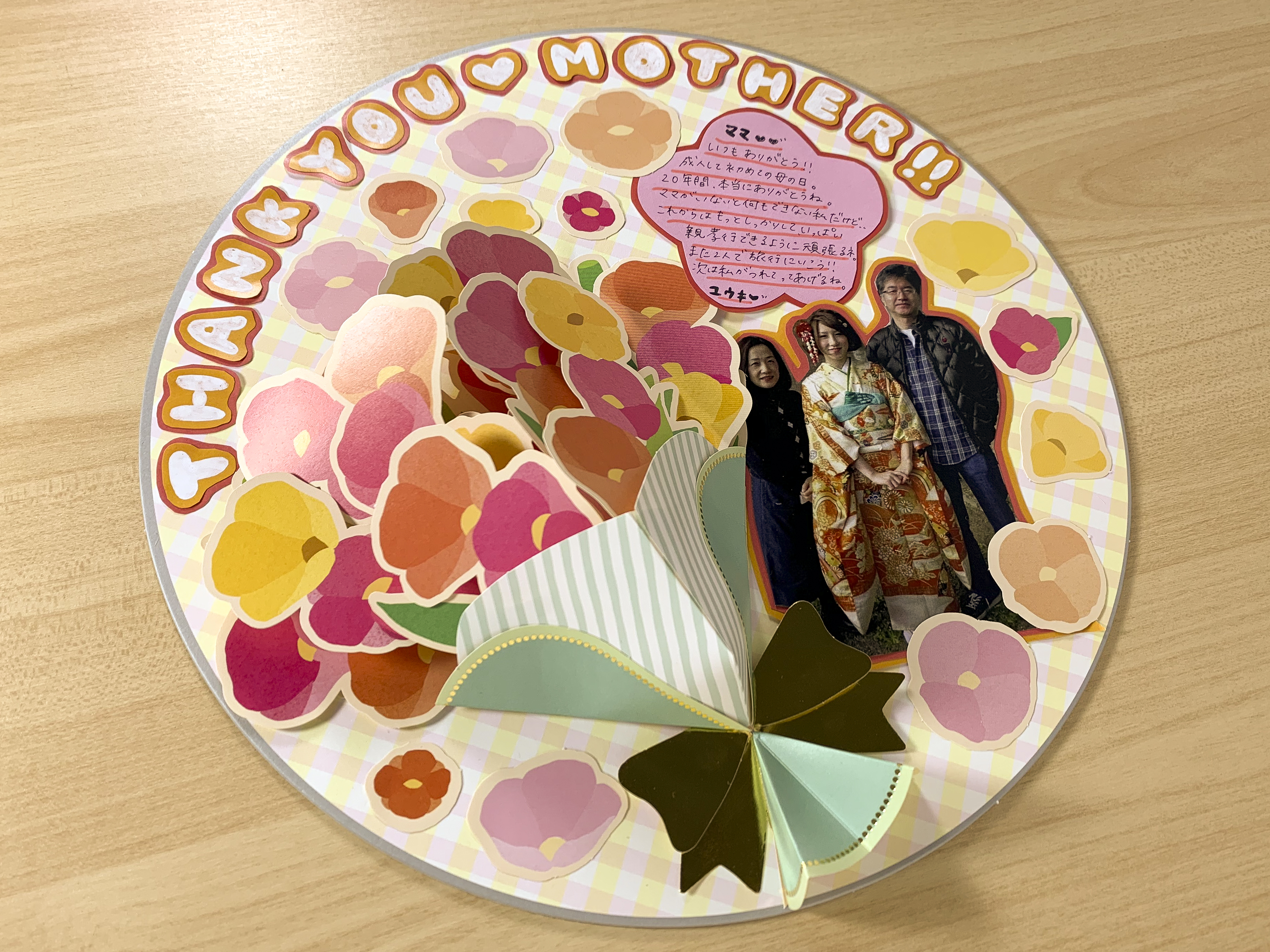 母の日カーネーション手作りポップアップカードを作ろう♪をYouTubeショートで公開しました✨,かんたんに出来るおしゃれなカーネーションのポップアップカードの作り方をYouTube本編で紹介しております。,メッセージを入れて母の日のグリーティングカードとして最適💖, ぜひYouTube本編をご覧ください😊,プロフィールの下のリンク欄からご覧いただけます😊, ペーパークラフトやまもとえみこ,