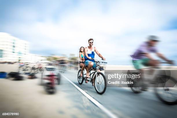 画像174198＞手を繋ぎ自転車に乗る2人。青春だな～と思っていたら、カップル ではない!? 恐らく誰の人生にも影響を及ぼすことはない僕のサラリーマン生活ウォーカープラス