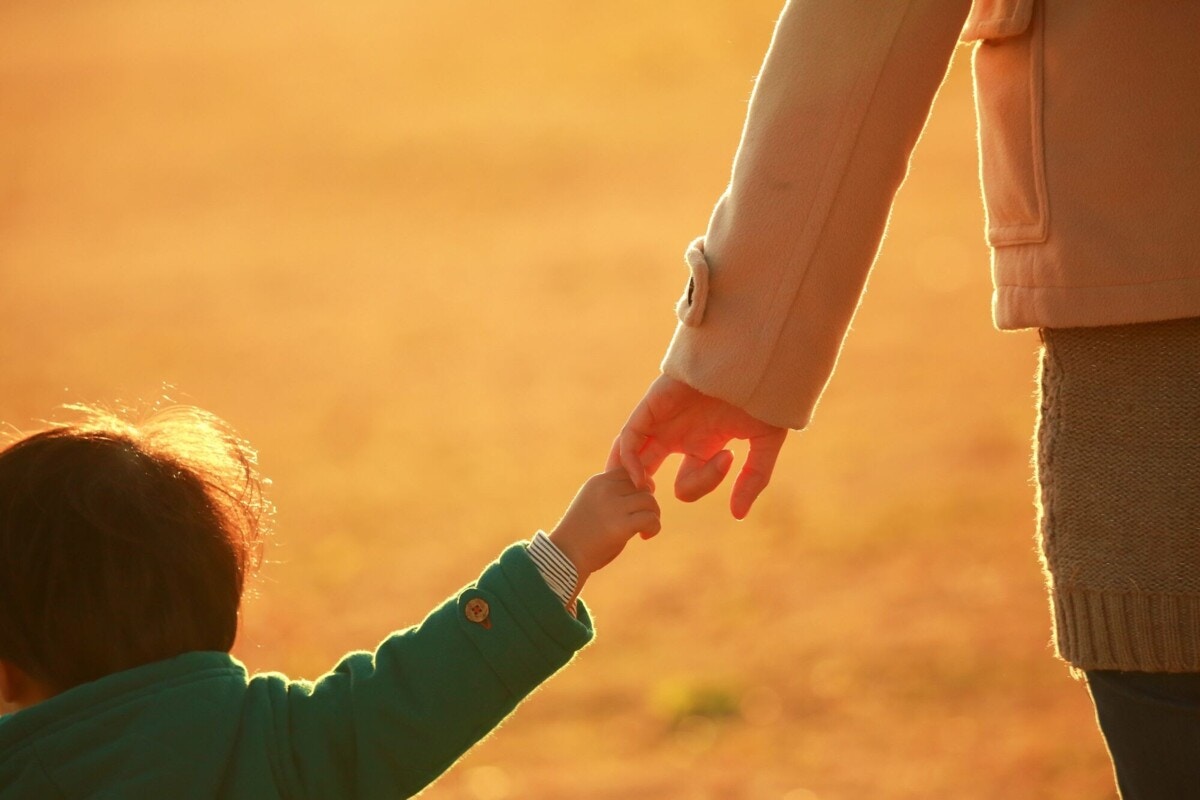 子供」手をつなぐとぶら下がる癖を止めさせたいcosmo
