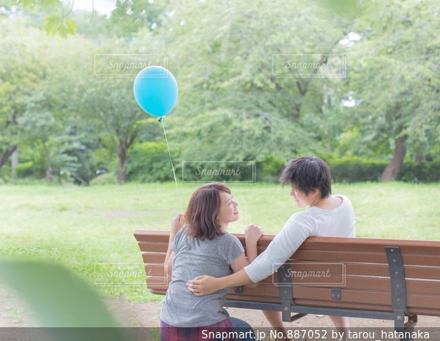 公園のカップルの写真 - 無料の高画質写真をダウンロードFreepik