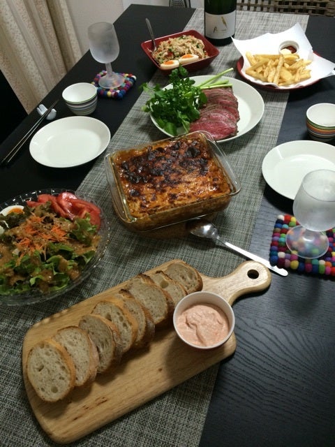 こんばんは。, 2月14日は、結婚記念日。, 休日に、中学１年生の息子がお祝いごはんを作ってくれました😊, メニューは、, 鯛のラタトゥイユ添え,キッシュプレート じゃがいもとホウレン草と生ベーコンのキッシュ、人参のマリネ、焼きアスパラ , ステーキ, じゃがいもスープ,鯛のラタトゥイユ添えとじゃがいもスープは、結婚式をしたレストランに家族で行ったときに食べて,