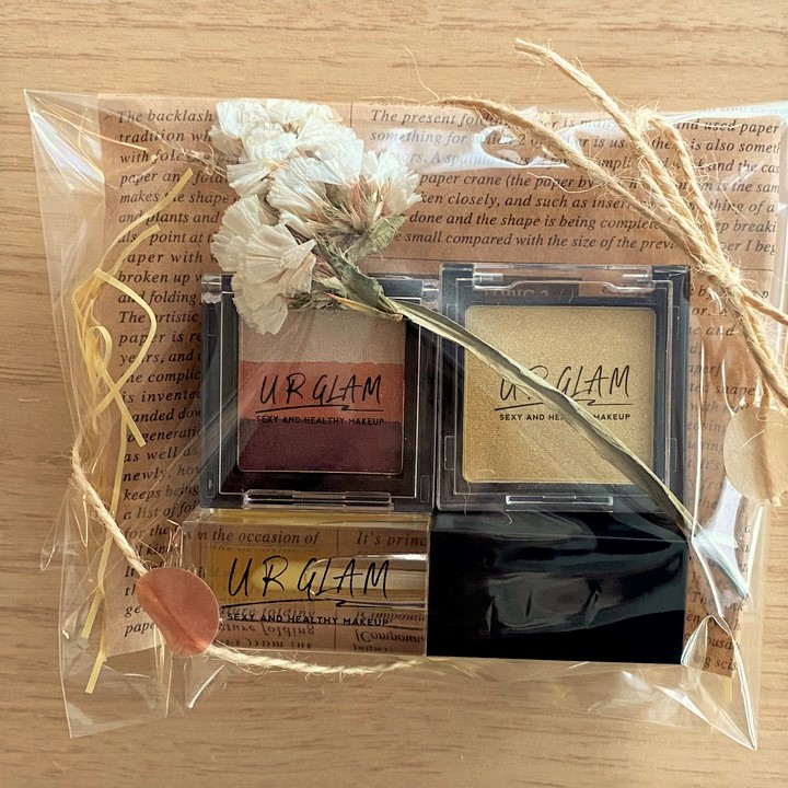 お菓子の詰め合わせを包みました。 もうひとつのプレゼントを隠すため、箱に入れてかさ上げしています。ギフトラッピングプレゼントラッピングお祝い誕生日プレゼント記念日サプライズプレゼントサプライズアイデア見せるラッピング