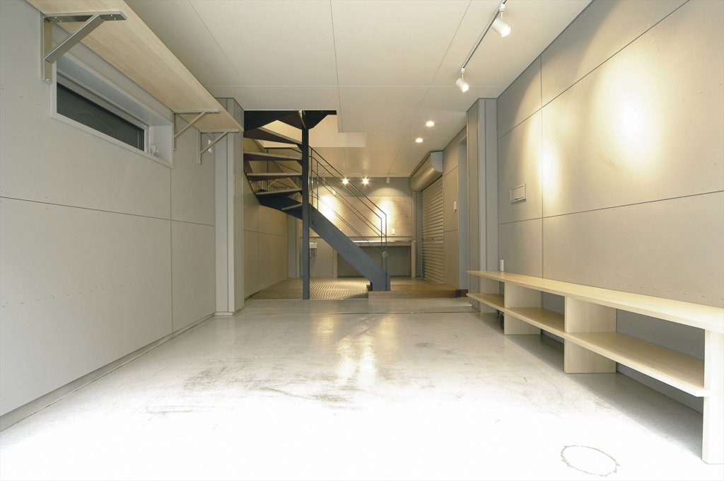 ガレージ。それは、遊び心を忘れない大人の秘密基地 - LAWRENCE - E-RIDE x LIFESTYLE + α