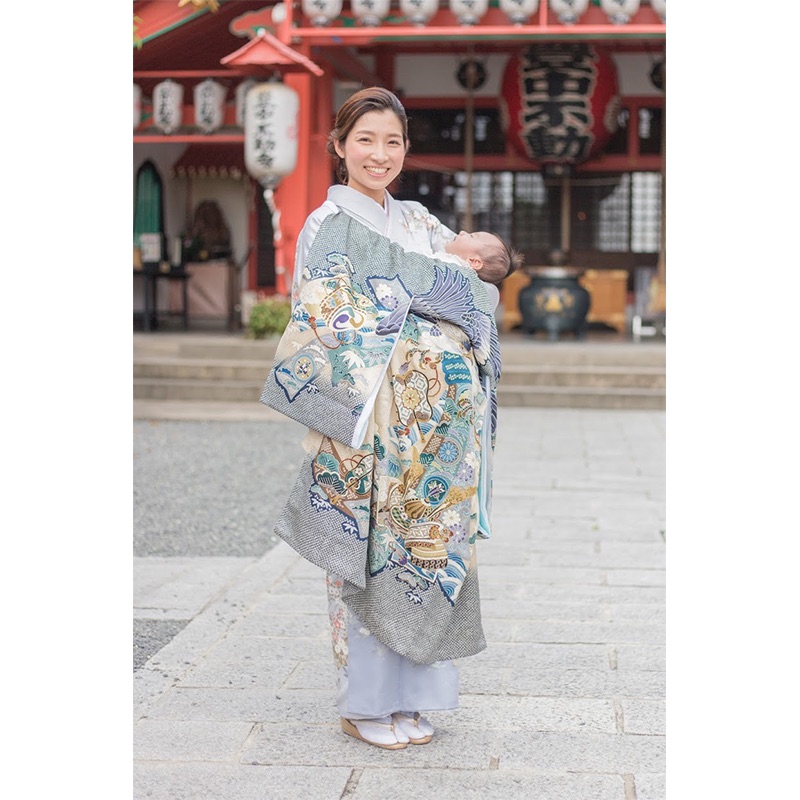 緑豊かな神社に優しい黄色の産着が映える！可愛い女の子のお宮参りの撮影OurPhoto アワーフォト