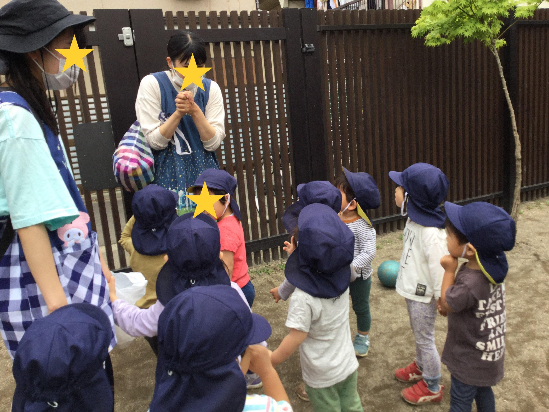 1歳半でこどもが手を繋がない、手を繋ぐのを嫌がる確率は半々くらいな話 - 1分勉強