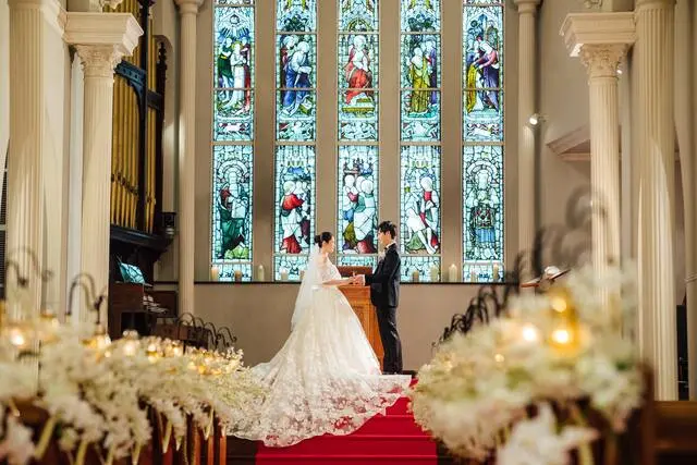 ステンドグラスが素敵なチャペル少人数挙式・家族婚なら家族挙式99,000円